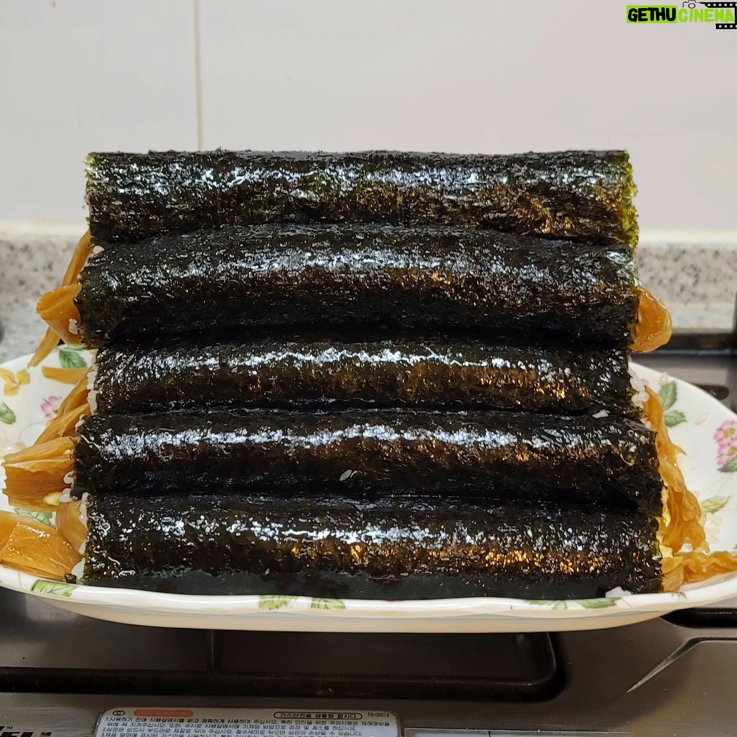 Kim Hyun-sook - 1.1K Likes - #김밥집아님#밀양가족들과#대식가두분이계셔서#할부지와손자#11줄말음#ㅎ#엄마가좋아하시니#보람차구나