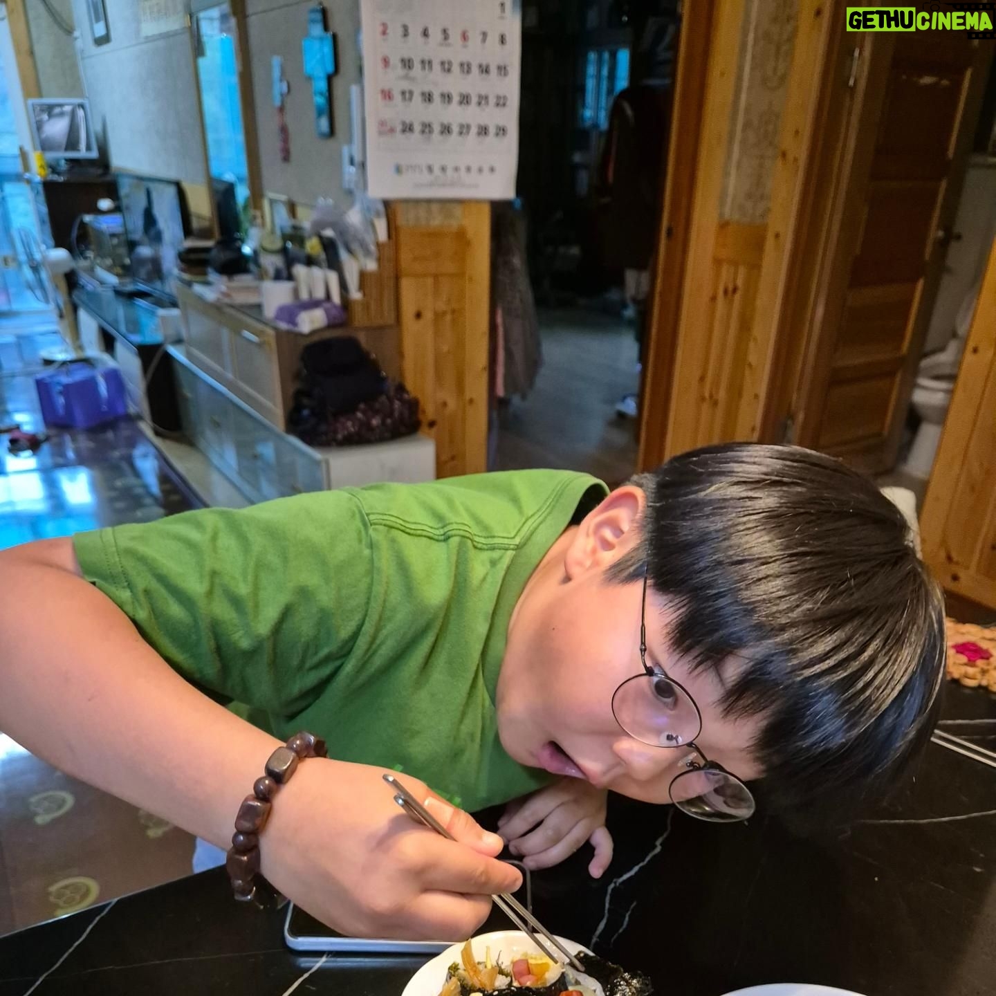 Kim Hyun-sook - 663 Likes - #집김밥#어언몇주전#밀양#부모님도다좋아하셔서리
#해달라는포즈다해주는아들#존재만으로도감사한데#우찌네가내아들로태어났나#감사할따름