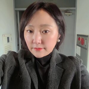 Kim Hyun-sook Instagram - #봄이라도#블랙이지만#봄기운나는스커트#봄롱코트매치#여전히엘베샷
