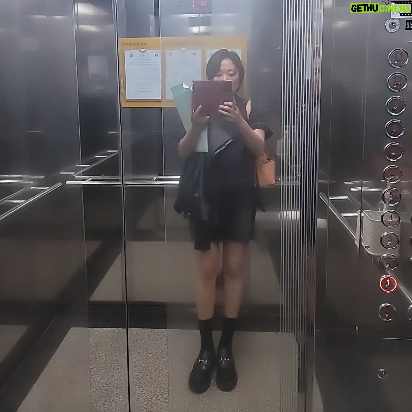 Kim Hyun-sook - 522 Likes - #장염걸린#배를부여잡고#머리하러#엘베샷까지#장염도엘베샷은못막는다