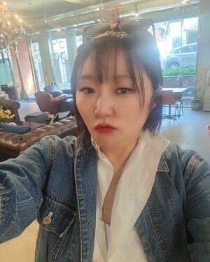 Kim Hyun-sook Instagram - #어제#내맘대로룩북#전야제#조롱하는매니저#엘리베이터샷 해달라며#아트스튜디오#고즈넉한분위기#단체모임도가능