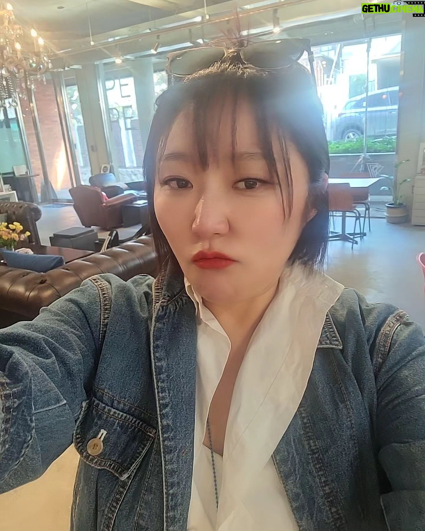 Kim Hyun-sook - 628 Likes - #어제#내맘대로룩북#전야제#조롱하는매니저#엘리베이터샷 해달라며#아트스튜디오#고즈넉한분위기#단체모임도가능
