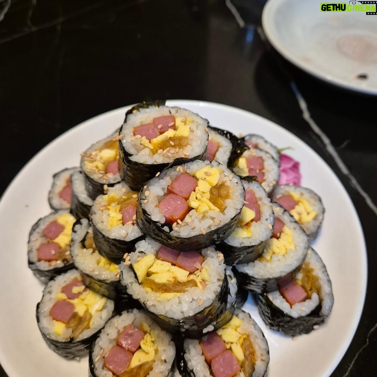 Kim Hyun-sook - 663 Likes - #집김밥#어언몇주전#밀양#부모님도다좋아하셔서리
#해달라는포즈다해주는아들#존재만으로도감사한데#우찌네가내아들로태어났나#감사할따름