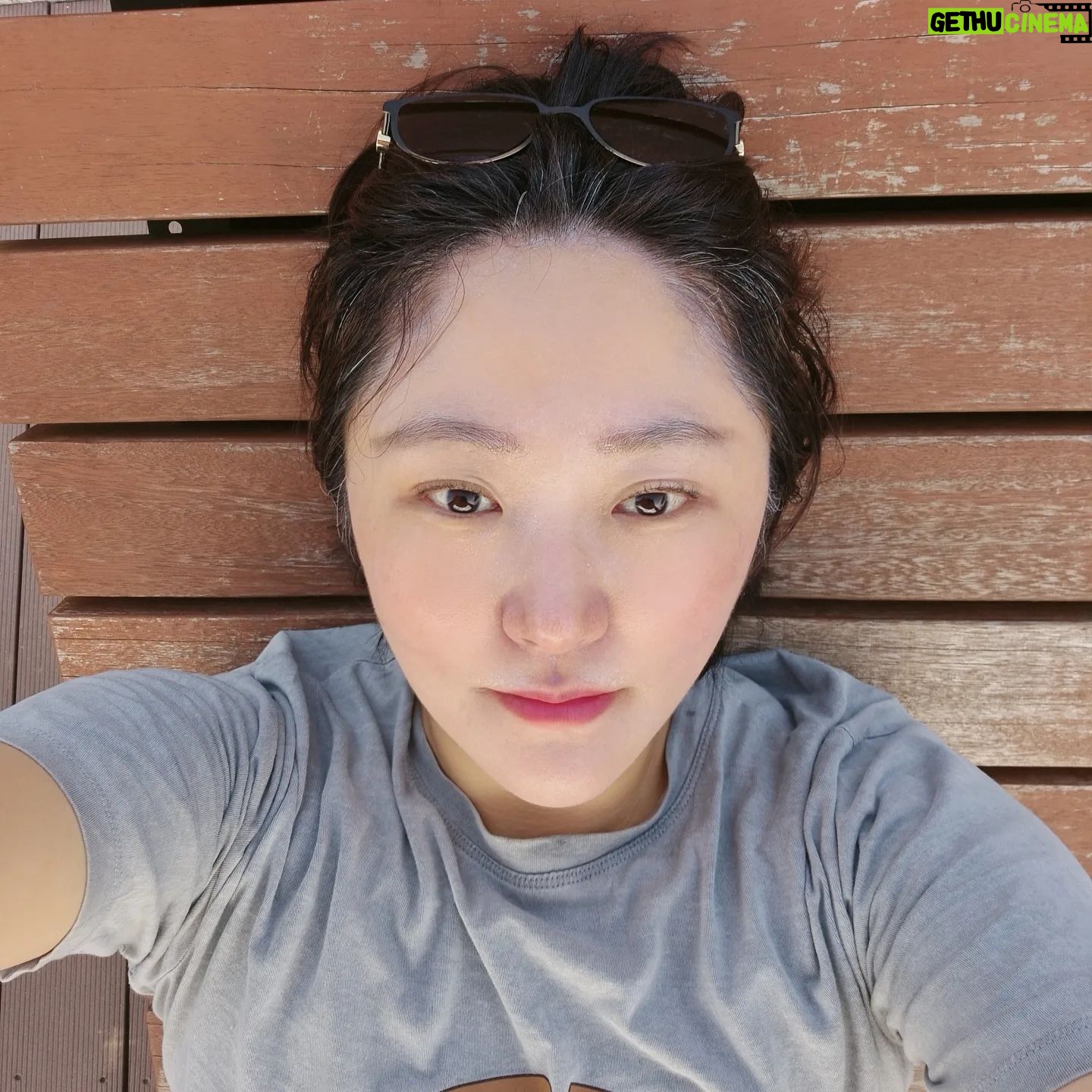 Kim Hyun-sook - 665 Likes - #하늘이랑#산책중#울동네는웰케시원#공기좋다#뿌염언제하누