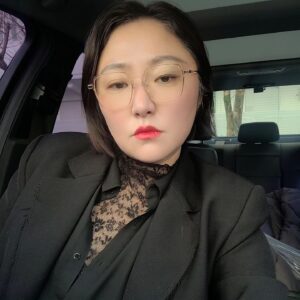 Kim Hyun-sook Instagram - #봄엔올블랙이쥐#미용실가기전#염색후#세븐스헤어#신시아김#원장님#항상감솨감솨