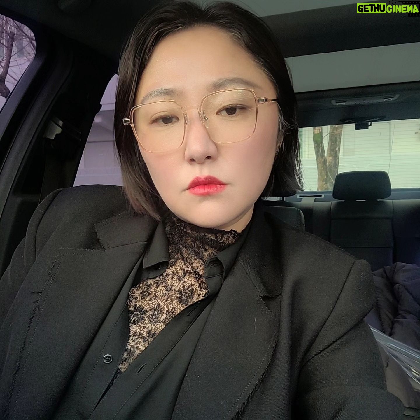 Kim Hyun-sook - 513 Likes - #봄엔올블랙이쥐#미용실가기전#염색후#세븐스헤어#신시아김#원장님#항상감솨감솨