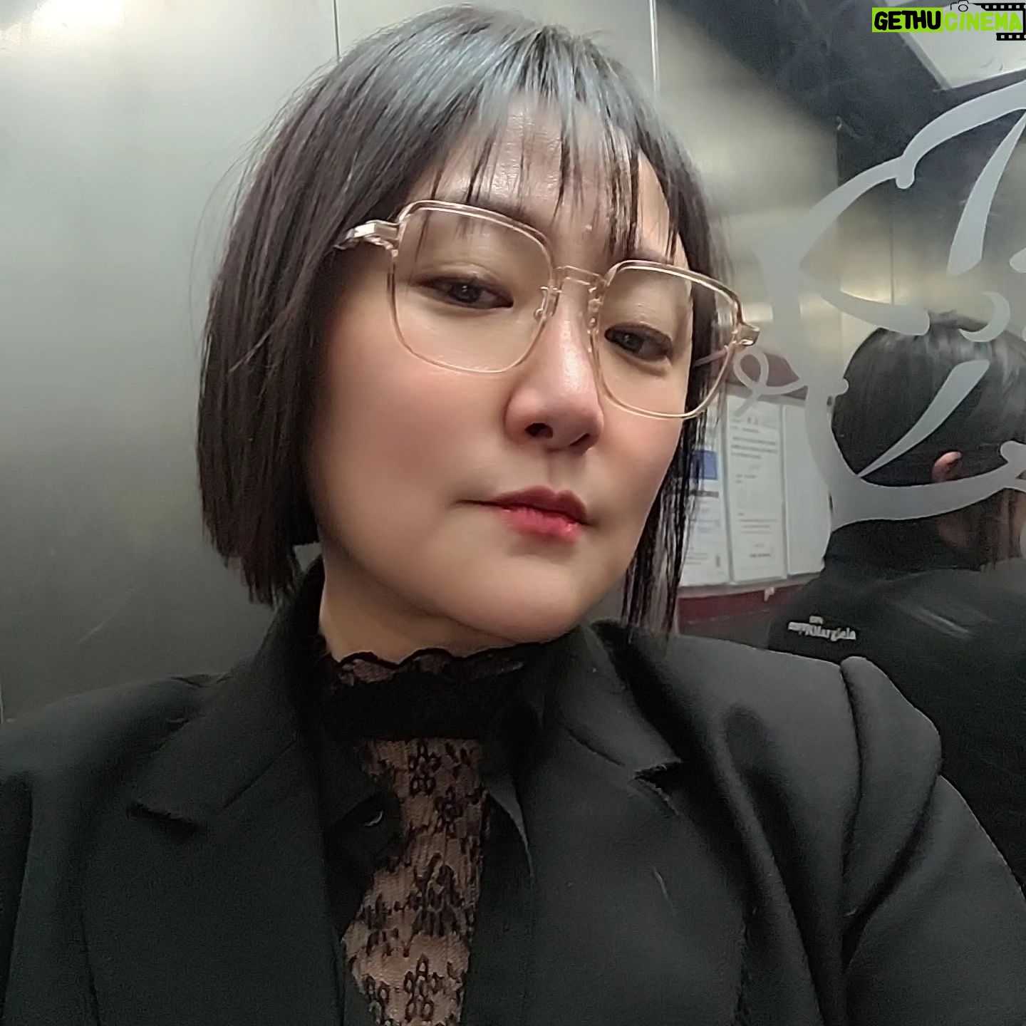 Kim Hyun-sook - 513 Likes - #봄엔올블랙이쥐#미용실가기전#염색후#세븐스헤어#신시아김#원장님#항상감솨감솨