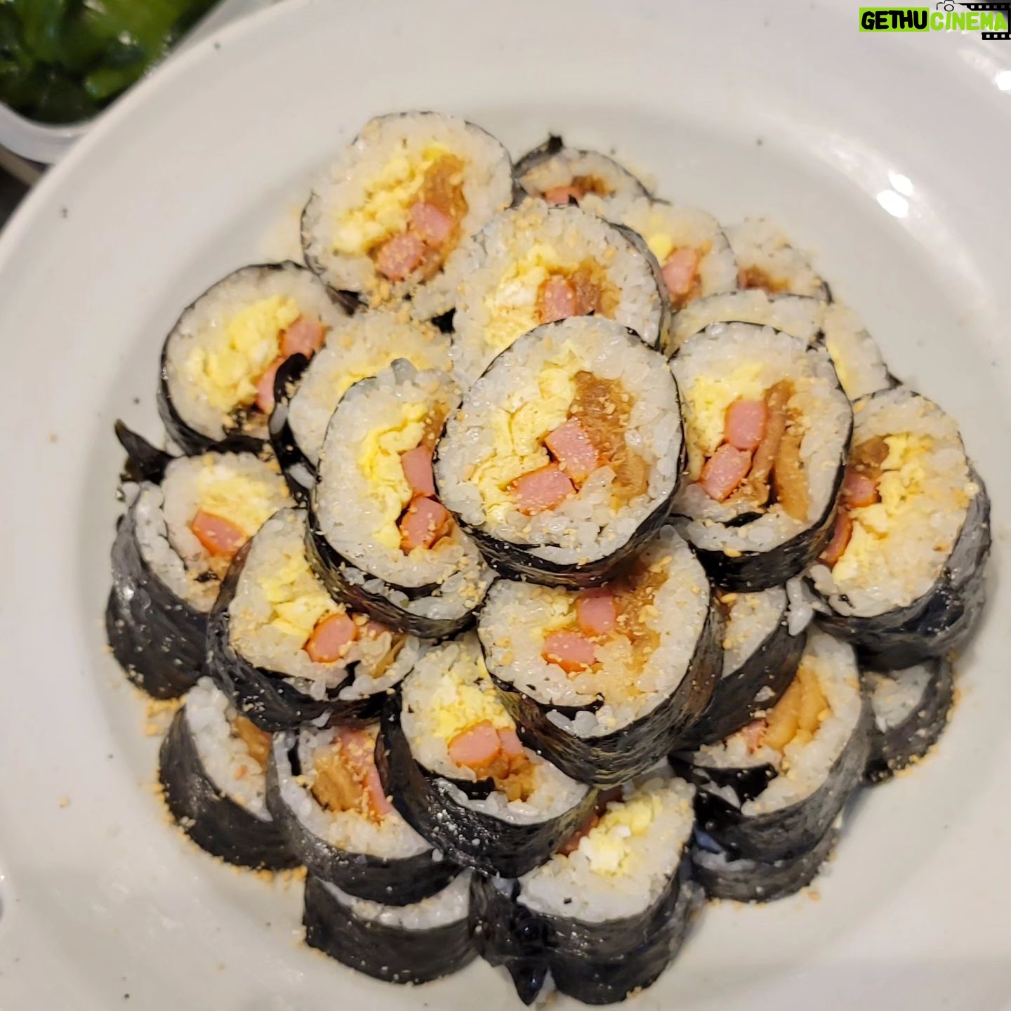 Kim Hyun-sook - 1.1K Likes - #김밥집아님#밀양가족들과#대식가두분이계셔서#할부지와손자#11줄말음#ㅎ#엄마가좋아하시니#보람차구나