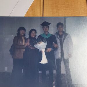 Kim Hyun-sook Instagram - #오빠의대졸업사진
이  시절엔 집에 제대로된 카메라가 없어서 일회용 사진기 당일에사 가서 찍은 사진.그래도 지금 보니 운치있네
#우리엄마젊고이쁘네ㅠ#지금도이쁜데 저땐 더 이쁘네#건강하시기만을...