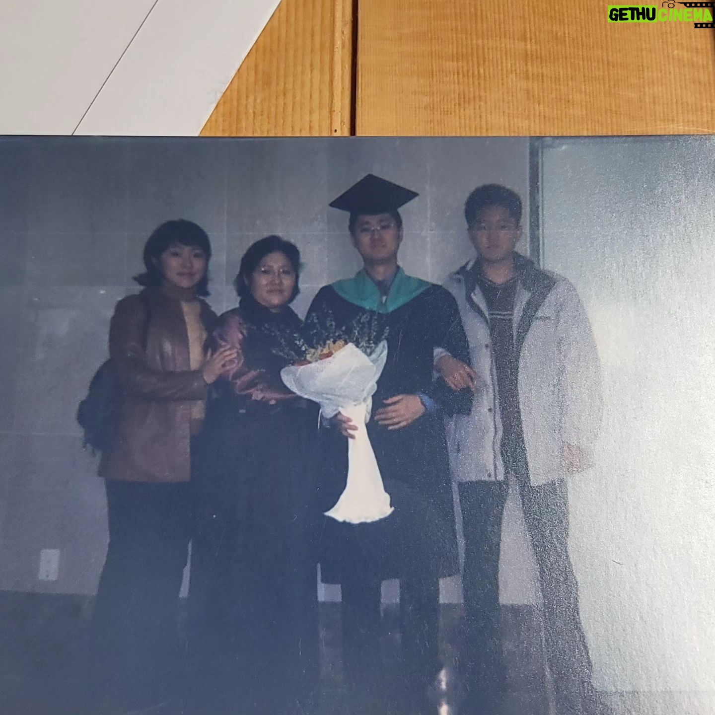 Kim Hyun-sook - 1.3K Likes - #오빠의대졸업사진
이 시절엔 집에 제대로된 카메라가 없어서 일회용 사진기 당일에사 가서 찍은 사진.그래도 지금 보니 운치있네
#우리엄마젊고이쁘네ㅠ#지금도이쁜데 저땐 더 이쁘네#건강하시기만을...