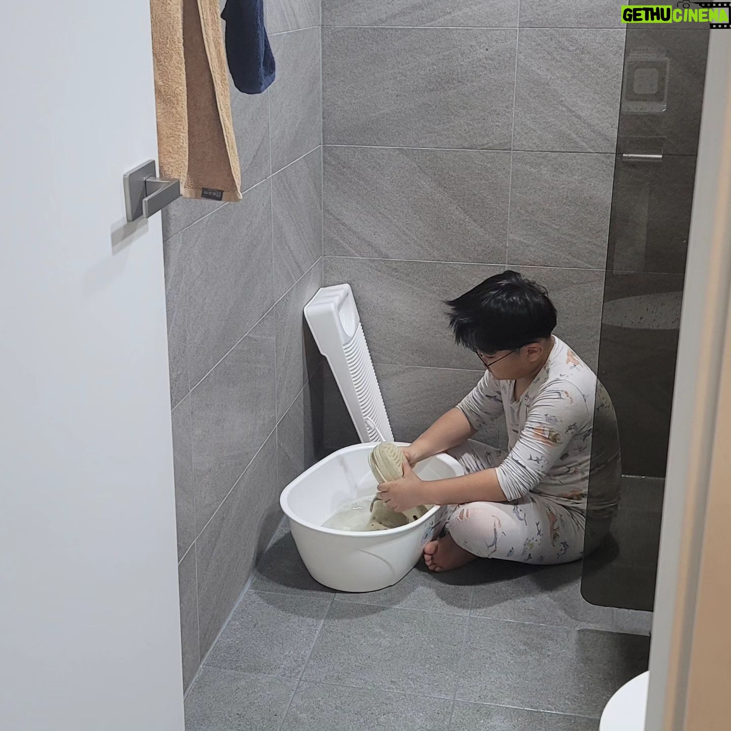 Kim Hyun-sook - 644 Likes - #묵묵히자신의신발을빨던아드님#몰래찰칵#찍지말라던순간#ㅎ#사랑해