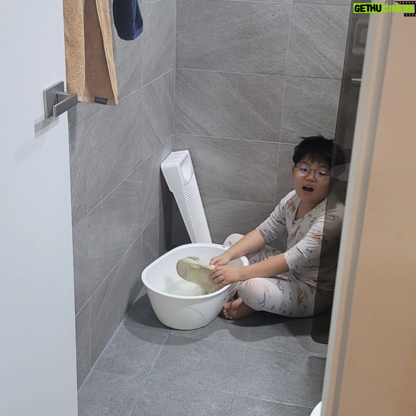 Kim Hyun-sook - 644 Likes - #묵묵히자신의신발을빨던아드님#몰래찰칵#찍지말라던순간#ㅎ#사랑해