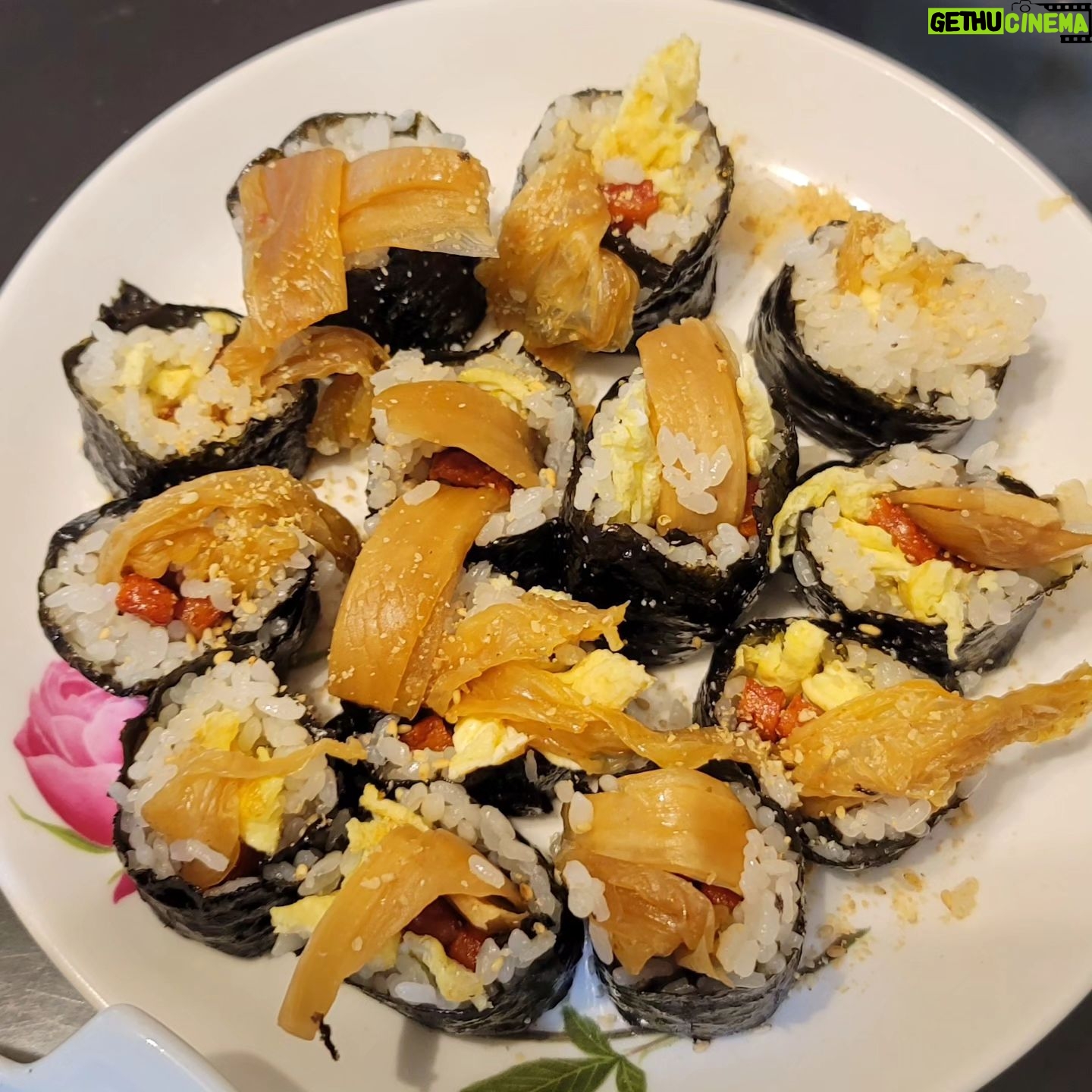 Kim Hyun-sook - 1.1K Likes - #김밥집아님#밀양가족들과#대식가두분이계셔서#할부지와손자#11줄말음#ㅎ#엄마가좋아하시니#보람차구나