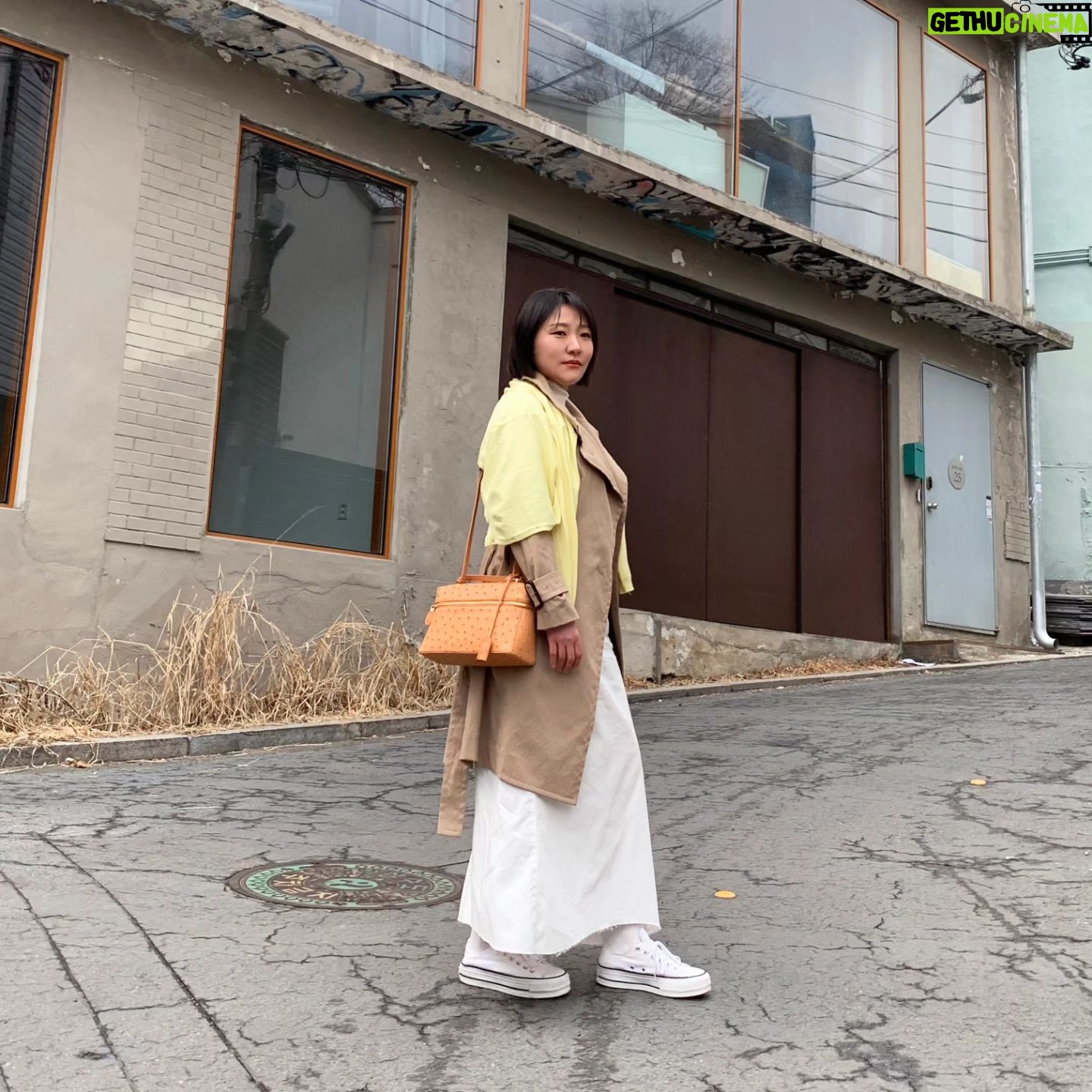 Kim Hyun-sook - 625 Likes - #봄#은기다림이다#어서오렴#내맘대로룩북#아트스튜디오앞#필동#운치있네
