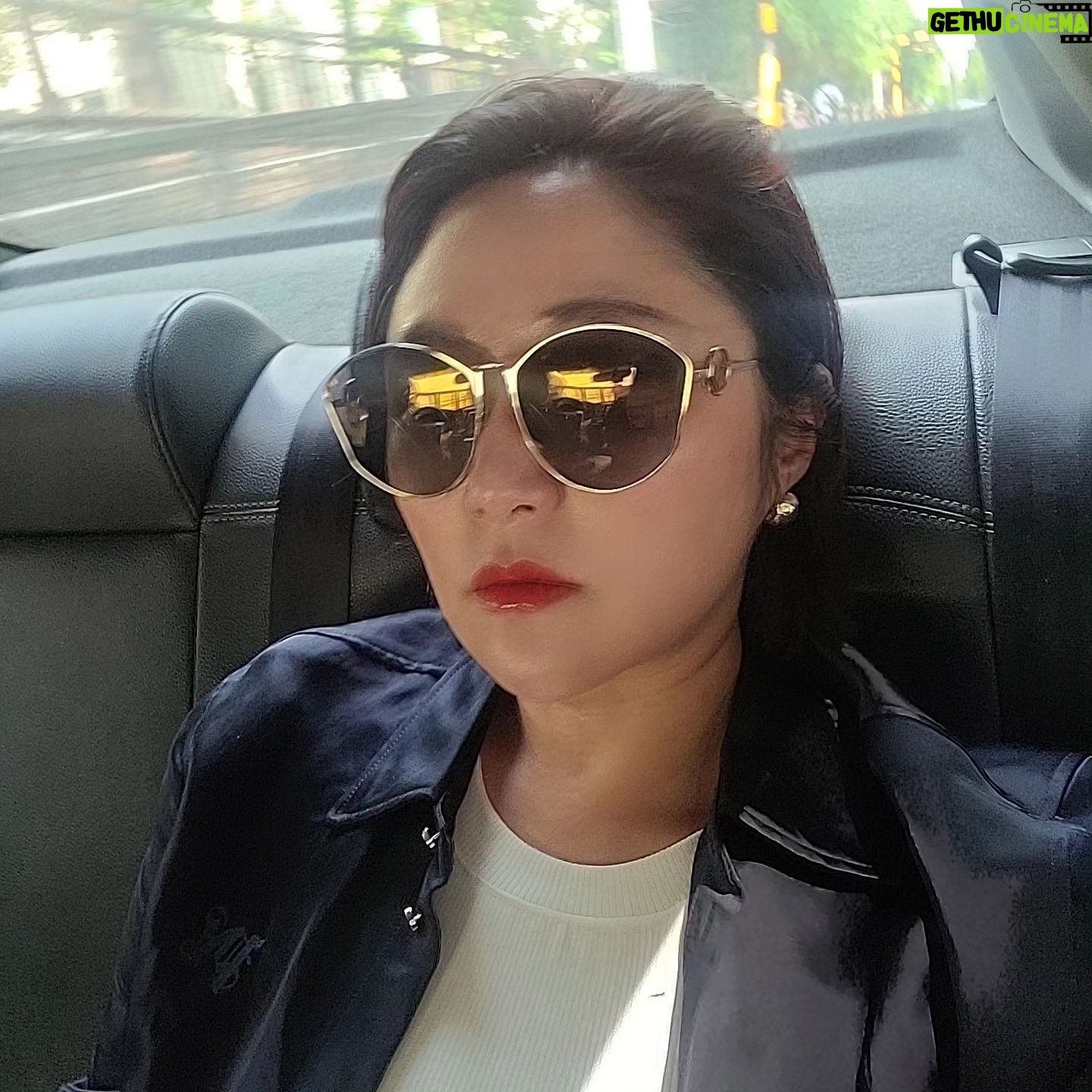 Kim Hyun-sook - 446 Likes - #어디#일처리하러가는듯한#설렁탕집가는길ㅎ