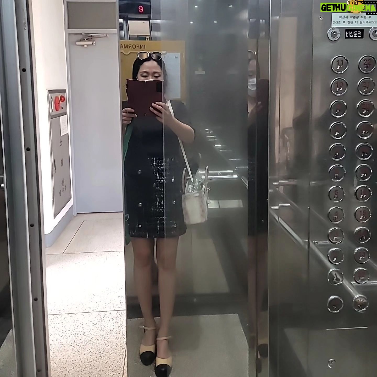 Kim Hyun-sook - 885 Likes - #엘베샷#우연히#선명하게나온#찰나#여름이로구나#여러분#주말마무리잘하시고#내일부터#으쌰으쌰