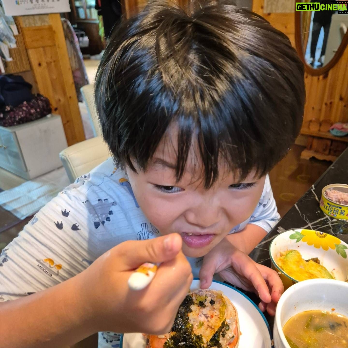 Kim Hyun-sook - 605 Likes - #밀양밥상#울산의든든한팬께서#대게를보내주셔서#역쉬내아들#먹을줄알어#게딱지에밥비벼먹고#대게라면까지#밀양오면#내가요리사