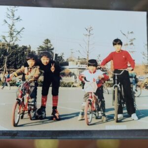 Kim Hyun-sook Instagram - #앨범을몽땅잃어버렸었는데#이번에오빠가몇장갖다줌#초등5학년#훈수#활수#나#사촌동생#그리고#롤라스케이트
