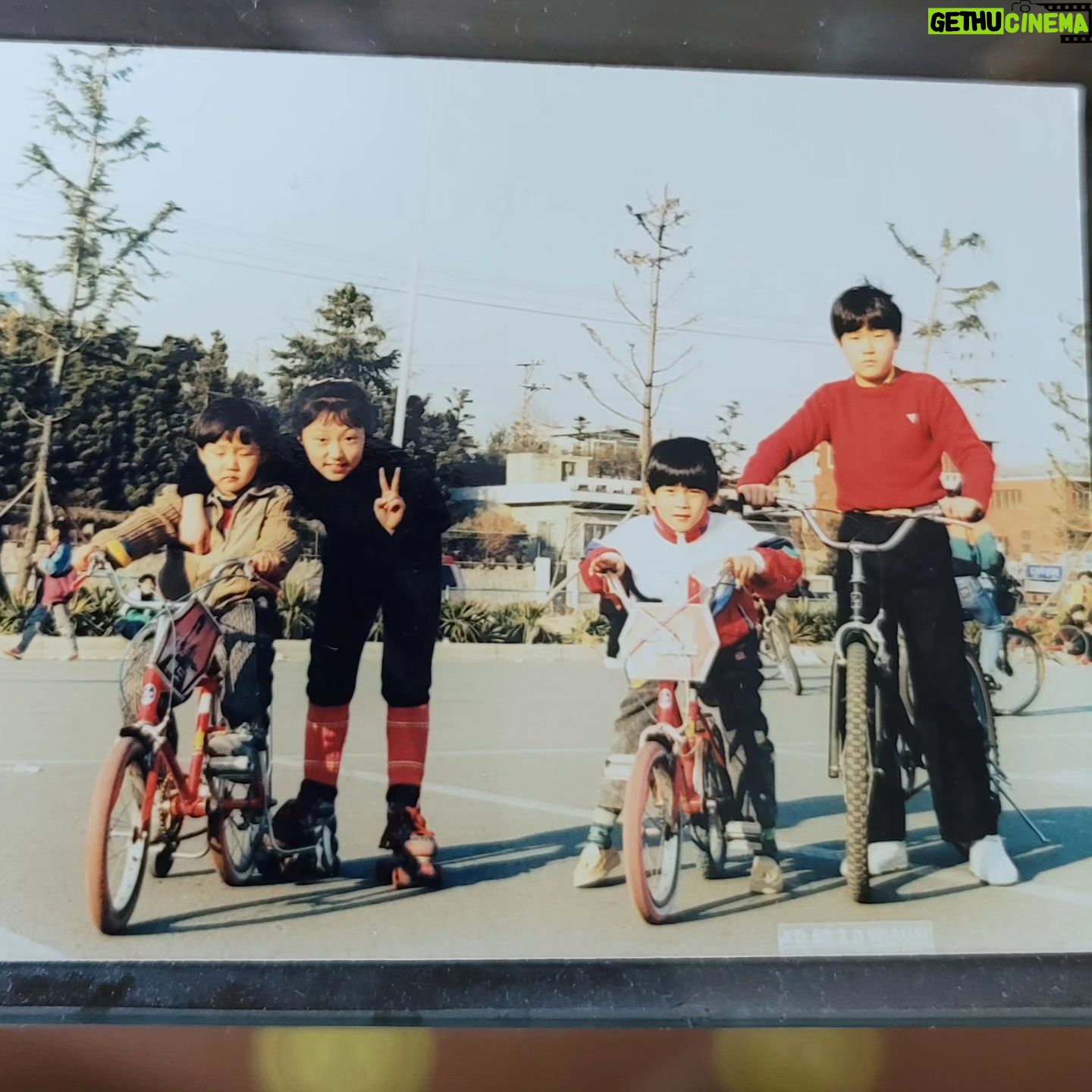 Kim Hyun-sook - 432 Likes - #앨범을몽땅잃어버렸었는데#이번에오빠가몇장갖다줌#초등5학년#훈수#활수#나#사촌동생#그리고#롤라스케이트