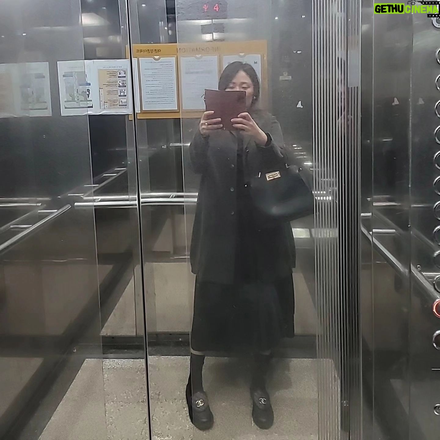 Kim Hyun-sook - 572 Likes - #봄이라도#블랙이지만#봄기운나는스커트#봄롱코트매치#여전히엘베샷