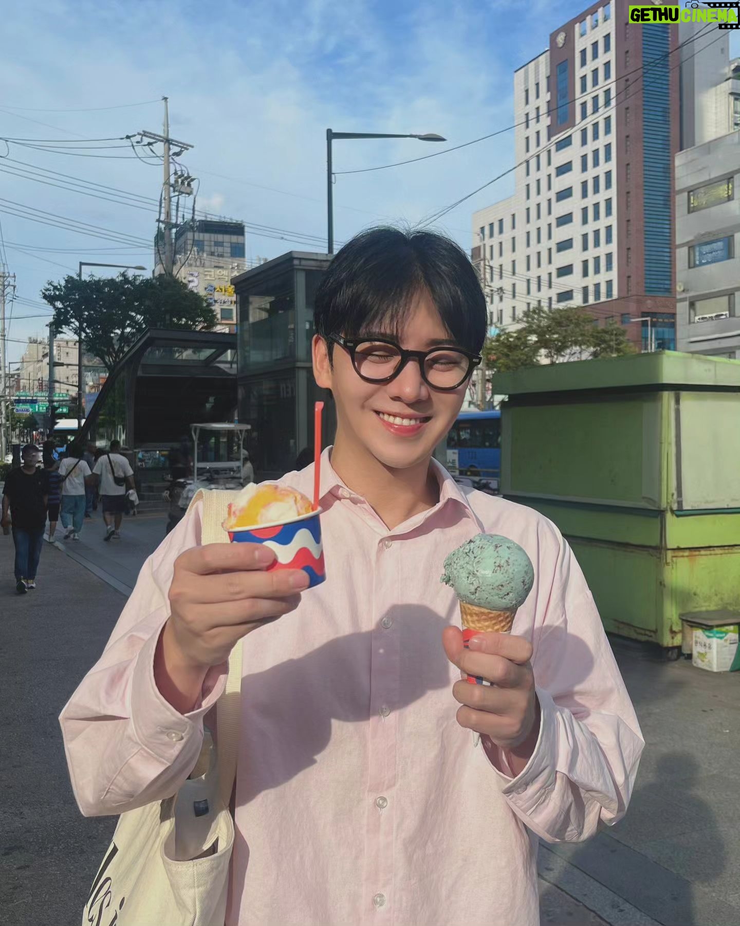 Kim Hyung-suk - 3 Likes - 레인보우샤베트는 빨간부분이 꿀맛인데 70%가 주황이라 울뻔했다 또륵💧