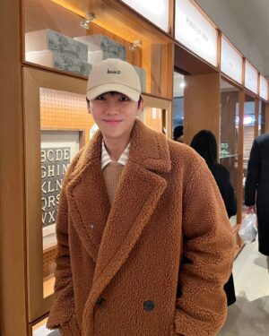 Kim Hyung-suk Instagram - MERRY CHRISTMAS🐻
