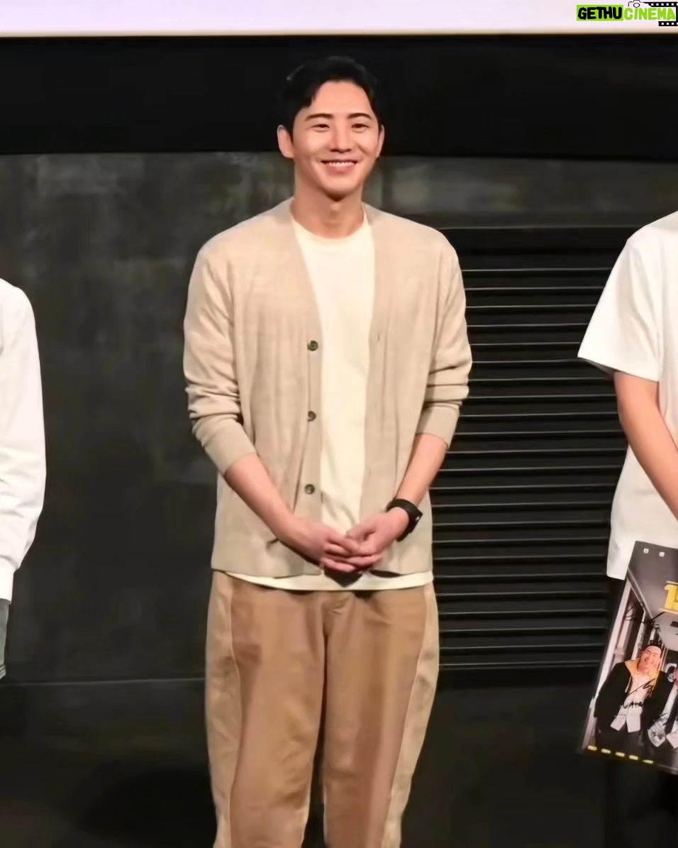Kim Hyung-suk - 3 Likes - #어게인1997 무대인사에 와주신 모든 관객분들 감사합니다.
덕분에 따뜻하고 좋은 기운 받아갑니다👍
관객이 있기에 영화가 존재한다고 생각합니다. 힘든 시기에 꿈같이 찾아온 소중한 영화 '어게인1997' 많이 사랑해주세요❤️