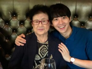Kim Hyung-suk Instagram - 우리 할머니~~
할머니의 장군 형석이, 이제 하늘에서 편히 지켜봐주세요!
 할머니가 바라셨던 그런 좋은 배우 될게요! 나중에 봬요!! 사랑합니다🫶