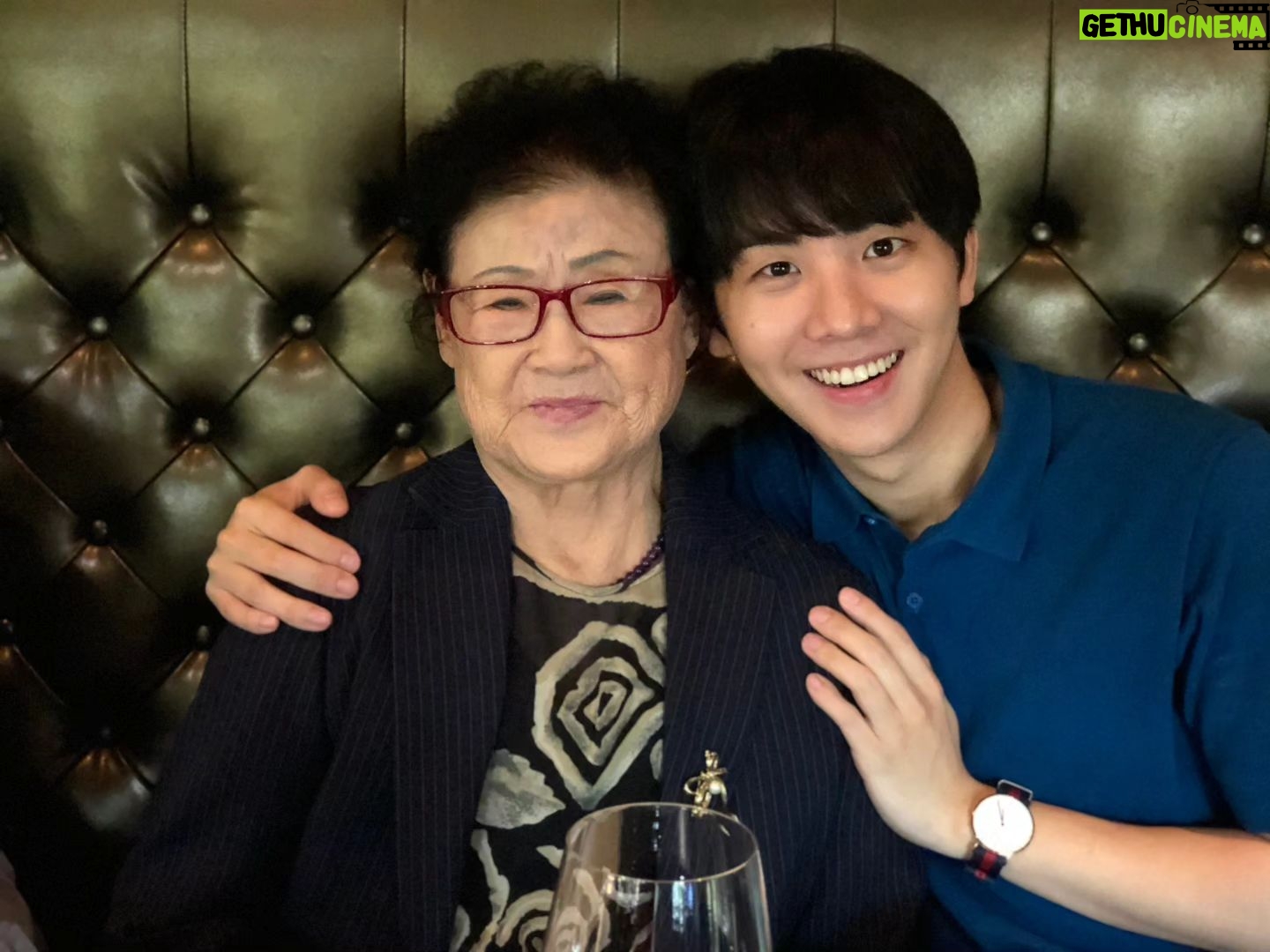 Kim Hyung-suk - 3 Likes - 우리 할머니~~
할머니의 장군 형석이, 이제 하늘에서 편히 지켜봐주세요!
할머니가 바라셨던 그런 좋은 배우 될게요! 나중에 봬요!! 사랑합니다🫶