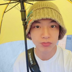 Kim Jae-hyun Instagram - 비☔️
.
.
.
#엔플라잉 #NFlying #김재현 #밖에 #비온다 #쭈름쭈름 #비 #조심하시구 #감기 #조심하세요
