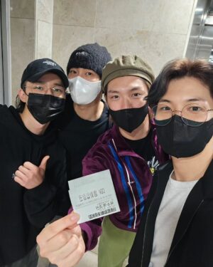 Kim Jae-hyun Instagram - 옥수역귀신👻
.
.
.
#엔플라잉 #NFlying #이승협 #김재현 #유회승 #서동성 #옥수역귀신 #단체관람 #다같이 #보니깐 #뭔가 #부끄럽다