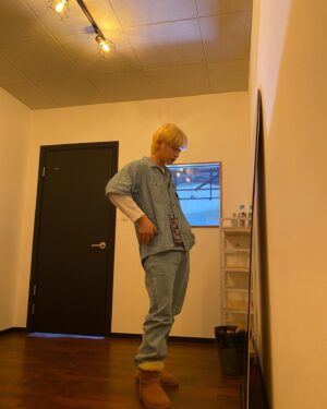 Kim Jae-hyun Instagram - 사복🕺🏻
.
.
.
#엔플라잉 #NFlying #김재현 #사복 #패션 #청청 #깔맞춤 #나의 #뉴어라이벌 #아이템 #UGG #MY #BABY