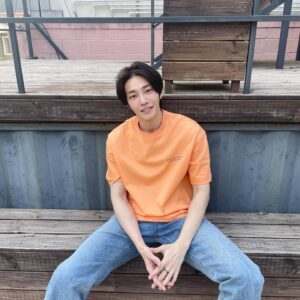 Kim Jae-young Instagram - 머리 자르고🤗
지이크X성낙진 티셔츠!!
#지이크