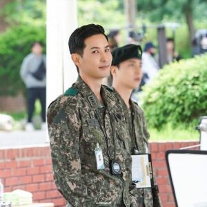 Kim Ji-seok Instagram - 신병2를 사랑해주셔서 감사합니다🖤
정성스럽게 서포트 해주신 팬여러분들도 잊지 않겠습니다!🙇🏻‍♂️
마지막으로 너희들은 정말 최고였다👍🏻우리 2중대!!🔥
