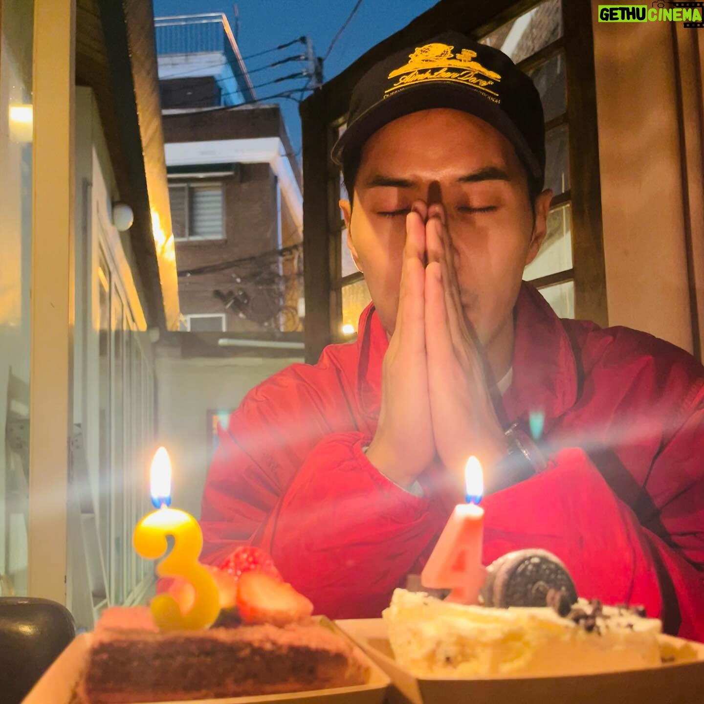 Kim Ji-seok - 30.4K Likes - 생일은 지났지만 아직 생일주이니까 축하해주실분들 지금도 늦지.었습니다🙂↔️