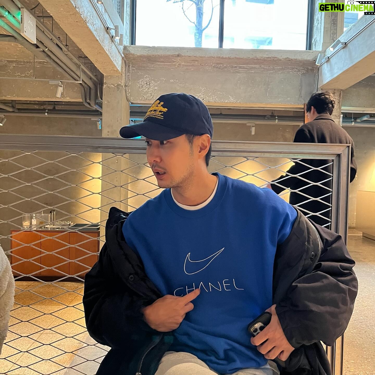 Kim Ji-seok - 17K Likes - .
아니라고. 콜라보 안했다고.
그냥 나이스 채널이라고🤦🏻♂️