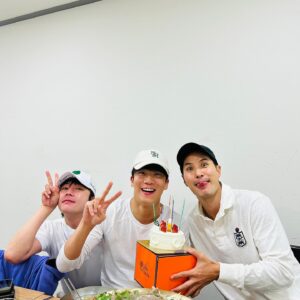 Kim Ji-seok Instagram - 생일은 지났지만 아직 생일주이니까 축하해주실분들 지금도 늦지.었습니다🙂‍↔️