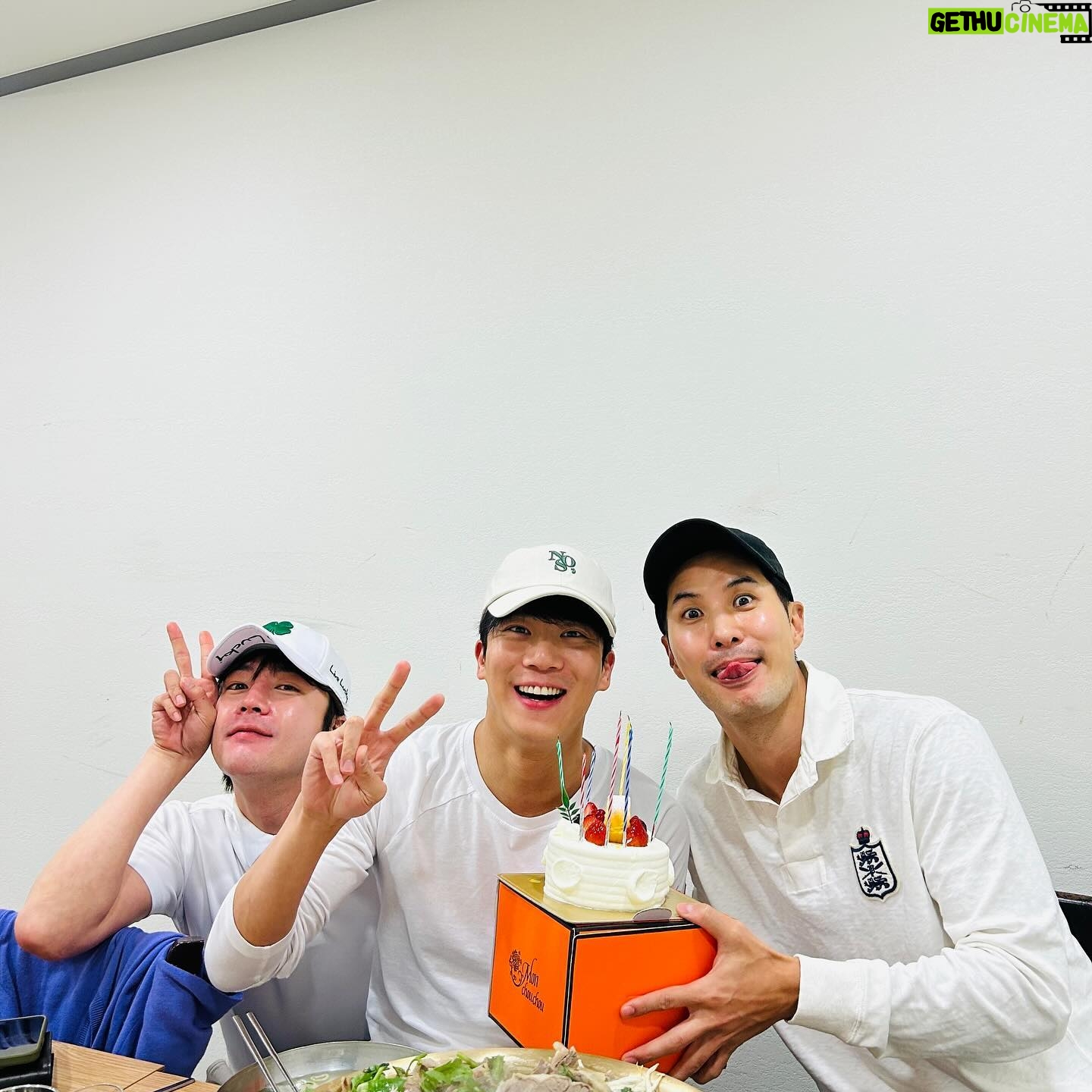 Kim Ji-seok - 30.4K Likes - 생일은 지났지만 아직 생일주이니까 축하해주실분들 지금도 늦지.었습니다🙂↔️