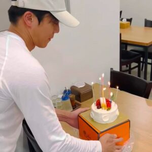 Kim Ji-seok Instagram - 생일은 지났지만 아직 생일주이니까 축하해주실분들 지금도 늦지.었습니다🙂‍↔️