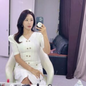 Kim Joo-hee Instagram - 앞머리 한가닥 사수하기 ✌🏻🫢