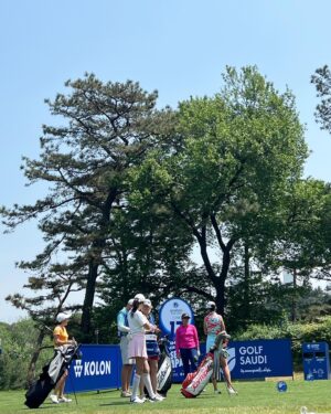 Kim Joo-hee Instagram - 아람코 팀시리즈 라운드1 07:45 Tee off
Team Uribe 🏌️‍♀️🏌️‍♀️🏌️‍♀️🏌️‍♀️

골프를 친다고 새벽 다섯시에 일어나는 일이란 
시험 친 이후 처음인것 같다 ㅋ 

유러피안 투어 선수들이라 정보가 잘 없었는데
우리팀에 마리아호 우리베 선수가 17번 홀까지 -4언더로 선두를
차지하는 엄청난 선수였던것 wow! 

마지막 홀 티샷이 슬라이스나며 산으로 가 보기로 -3언더
2위로 마무리했지만 그녀의 카리스마 넘치는 모습과 플레이에
많이 보고 배웠던 하루 

나의 역할은 우리 팀의 사기 진작을 위해 열심히
나이스 버디 굿샷을 외쳐주기, 
버디로 -타수 팀에 더하기였을진데
후자가 빠른 그린에 버디를 자꾸 놓치며 진즉에 전자로 힘을 실어주었다 🫢

한타 차로 팀 3위
오후 조가 잘친 조가 나와서 현재 4위지만 
오늘 버디 좀 더해 기여할수 있는 날이 되길 소망하며 🙏🏻

현재 -4언더로 홈그라운드의 힘을 발휘해주는 김효주 선수도 파이팅!!
우리베 카리스마 리더도 파이팅 !
멋진 날씨에 멋진 1라운드였다 

오늘 비예보가 있던데 부디 많이 오지 않아주길..
12:41 티오프!! (오후 티오프 사랑해요) 
오늘도 무사히 파이팅 🦋🙏🏻🧚

#아람코팀시리즈 #김효주 파이팅 #우리베 파이팅! 🧡
#kolon #waac #golf #letsgo 🏌️‍♀️
