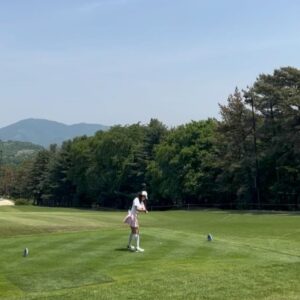 Kim Joo-hee Instagram - 아람코 팀시리즈 라운드1 07:45 Tee off
Team Uribe 🏌️‍♀️🏌️‍♀️🏌️‍♀️🏌️‍♀️

골프를 친다고 새벽 다섯시에 일어나는 일이란 
시험 친 이후 처음인것 같다 ㅋ 

유러피안 투어 선수들이라 정보가 잘 없었는데
우리팀에 마리아호 우리베 선수가 17번 홀까지 -4언더로 선두를
차지하는 엄청난 선수였던것 wow! 

마지막 홀 티샷이 슬라이스나며 산으로 가 보기로 -3언더
2위로 마무리했지만 그녀의 카리스마 넘치는 모습과 플레이에
많이 보고 배웠던 하루 

나의 역할은 우리 팀의 사기 진작을 위해 열심히
나이스 버디 굿샷을 외쳐주기, 
버디로 -타수 팀에 더하기였을진데
후자가 빠른 그린에 버디를 자꾸 놓치며 진즉에 전자로 힘을 실어주었다 🫢

한타 차로 팀 3위
오후 조가 잘친 조가 나와서 현재 4위지만 
오늘 버디 좀 더해 기여할수 있는 날이 되길 소망하며 🙏🏻

현재 -4언더로 홈그라운드의 힘을 발휘해주는 김효주 선수도 파이팅!!
우리베 카리스마 리더도 파이팅 !
멋진 날씨에 멋진 1라운드였다 

오늘 비예보가 있던데 부디 많이 오지 않아주길..
12:41 티오프!! (오후 티오프 사랑해요) 
오늘도 무사히 파이팅 🦋🙏🏻🧚

#아람코팀시리즈 #김효주 파이팅 #우리베 파이팅! 🧡
#kolon #waac #golf #letsgo 🏌️‍♀️