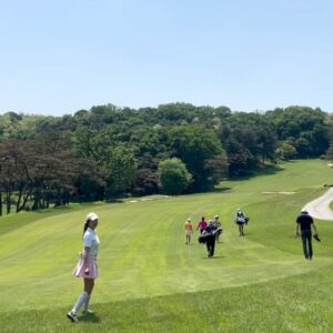 Kim Joo-hee Instagram - 아람코 팀시리즈 라운드1 07:45 Tee off
Team Uribe 🏌️‍♀️🏌️‍♀️🏌️‍♀️🏌️‍♀️

골프를 친다고 새벽 다섯시에 일어나는 일이란 
시험 친 이후 처음인것 같다 ㅋ 

유러피안 투어 선수들이라 정보가 잘 없었는데
우리팀에 마리아호 우리베 선수가 17번 홀까지 -4언더로 선두를
차지하는 엄청난 선수였던것 wow! 

마지막 홀 티샷이 슬라이스나며 산으로 가 보기로 -3언더
2위로 마무리했지만 그녀의 카리스마 넘치는 모습과 플레이에
많이 보고 배웠던 하루 

나의 역할은 우리 팀의 사기 진작을 위해 열심히
나이스 버디 굿샷을 외쳐주기, 
버디로 -타수 팀에 더하기였을진데
후자가 빠른 그린에 버디를 자꾸 놓치며 진즉에 전자로 힘을 실어주었다 🫢

한타 차로 팀 3위
오후 조가 잘친 조가 나와서 현재 4위지만 
오늘 버디 좀 더해 기여할수 있는 날이 되길 소망하며 🙏🏻

현재 -4언더로 홈그라운드의 힘을 발휘해주는 김효주 선수도 파이팅!!
우리베 카리스마 리더도 파이팅 !
멋진 날씨에 멋진 1라운드였다 

오늘 비예보가 있던데 부디 많이 오지 않아주길..
12:41 티오프!! (오후 티오프 사랑해요) 
오늘도 무사히 파이팅 🦋🙏🏻🧚

#아람코팀시리즈 #김효주 파이팅 #우리베 파이팅! 🧡
#kolon #waac #golf #letsgo 🏌️‍♀️