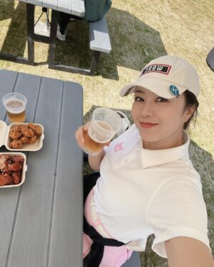 Kim Joo-hee Instagram - 아람코 팀시리즈 라운드1 07:45 Tee off
Team Uribe 🏌️‍♀️🏌️‍♀️🏌️‍♀️🏌️‍♀️

골프를 친다고 새벽 다섯시에 일어나는 일이란 
시험 친 이후 처음인것 같다 ㅋ 

유러피안 투어 선수들이라 정보가 잘 없었는데
우리팀에 마리아호 우리베 선수가 17번 홀까지 -4언더로 선두를
차지하는 엄청난 선수였던것 wow! 

마지막 홀 티샷이 슬라이스나며 산으로 가 보기로 -3언더
2위로 마무리했지만 그녀의 카리스마 넘치는 모습과 플레이에
많이 보고 배웠던 하루 

나의 역할은 우리 팀의 사기 진작을 위해 열심히
나이스 버디 굿샷을 외쳐주기, 
버디로 -타수 팀에 더하기였을진데
후자가 빠른 그린에 버디를 자꾸 놓치며 진즉에 전자로 힘을 실어주었다 🫢

한타 차로 팀 3위
오후 조가 잘친 조가 나와서 현재 4위지만 
오늘 버디 좀 더해 기여할수 있는 날이 되길 소망하며 🙏🏻

현재 -4언더로 홈그라운드의 힘을 발휘해주는 김효주 선수도 파이팅!!
우리베 카리스마 리더도 파이팅 !
멋진 날씨에 멋진 1라운드였다 

오늘 비예보가 있던데 부디 많이 오지 않아주길..
12:41 티오프!! (오후 티오프 사랑해요) 
오늘도 무사히 파이팅 🦋🙏🏻🧚

#아람코팀시리즈 #김효주 파이팅 #우리베 파이팅! 🧡
#kolon #waac #golf #letsgo 🏌️‍♀️