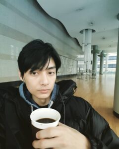 Kim Joon Instagram - #그래요 #오늘도 #여도 #아메리카노