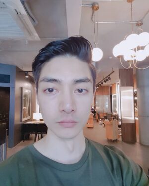 Kim Joon Instagram - 컷트를 했는데.. 분명 손으로 잡고 이렇게 슥슥하면.. 셋팅이 쉽게된다고 했는데.. #말이쉽지 #따라하다 #손목나가겠네 #얄밉컷 #다신이스타일링을볼수없는건가