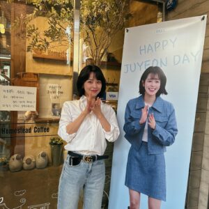 Kim Ju-yeon Instagram - 덕분에 너무너무너무너무나도 행복한 생일 보냈어요!! 
이렇게 축하받는 생일은 맞이하는건 축복이자, 행복한 일인거 같아요! 
생일이라고 연락주신 분들과 챙겨주신 분들 정말 감사해요🥹❤️ 그 행복, 늘 갚는 마음으로 살게요!!

하루하루가 생일인 것처럼!🎂