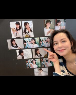 Kim Ju-yeon Instagram - 덕분에 정말 정말 행복한 8주년을 보냈습니다. 제가 벌써 8주년이 되었더라고요. 어떻게보면 길기도 그리고 짧기도 한 그 시간동안 늘 무대와 스크린에서 제 일을 할 수 있다는게 감사한 시간들이었어요. 
그리고 보내주신 편지들도 한장한장 모아서 책으로 만들어 주셔서 감사합니다. 🥹 눈물이 날 만큼 정말 그 어떤 선물보다 귀중하고 아름다웠어요. 
누군가를 응원한다는 그 말은 정말 아름다운 것 같아요. 사람을 살아갈 수 있는 힘을 만들어주니까요! 
저도 늘 그 마음 베풀면서 살아갈 수 있도록 할게요. 고마워요!!