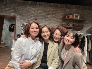 Kim Ju-yeon Instagram - 시간이 어지러울 만큼 빠르게 흘러가네요 .

2023년 참 감사했습니다. 사랑 가득했던 한 해였어요. 요즘 더더욱 시간에 대한 감사함과 저에게 주어진 추억에 대한 소중함을 느끼고 있어요.
2024년은 더 쏜살같이 흘러가겠지만, 하나하나 마음에 소중하게 담아두면서 살아갈게요.
다들 건강 조심! 마음 조심! 잘 다독이면서 살아가자구요!