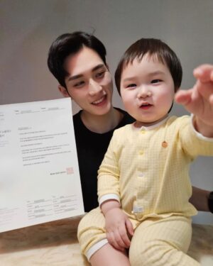 Kim Jun-ho Instagram - .
슈돌에서 잠깐이나마 해본 만삭 체험
열달간의 출산준비는 정말 펜싱보다 어려운 거더라구요

그래도 #슈퍼맨 아빠들의 필수 #출산준비물
은우에게 금메달 따겠다는 약속을 지킨 것처럼
은동이를 건강하게 지켜주겠다는 약속을 위해
병원검진 때 #제대혈평생보관 #내돈내산 하고 왔지요.

모르고는 지나쳐도,
알면 지나칠 수 없는 #제대혈보관
전 은우덕에 이미 잘~ 알고 있어서
둘째 예비아빠의 야무진 출산준비로 잊지않고 신청했어요!

출산 때 단 한 번 채취할 수 있는 탯줄 속 혈액, 
#제대혈 속에는 줄기세포와 면역세포가 풍부하게 들어있어서
100여개나 되는 다양한 질병의 치료에 사용된다는 사실은
이제 너무나 잘 알고 있으니까,

오랜만에 울 은우 제대혈도 잘 보관되고 있는 거 확인했으니 
은동이 제대혈도 소중히 보관해줄께 
형아처럼 건강하게만 자라자 💛

우리 아기들 지켜주는 #태아보험 이자,
소중한 생명자원인 제대혈이 아깝게 버려지는 일이 없기를
#예비아빠 라면, #제대혈가치알리기 함께해주세요
슈돌 준호아빠도 동참합니다!!

#슈퍼맨이돌아왔다 #슈돌 #슈돌아빠 #출산준비
#메디포스트 #셀트리 #제대혈
